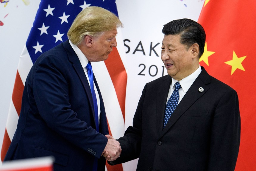지난 2019년 6월 28일 시진핑(오른쪽) 중국 국가주석과 도널드 트럼프 미국 대통령이 오사카에서 열린 G20 정상회의를 계기로 만나 악수하고 있다./AFP연합뉴스