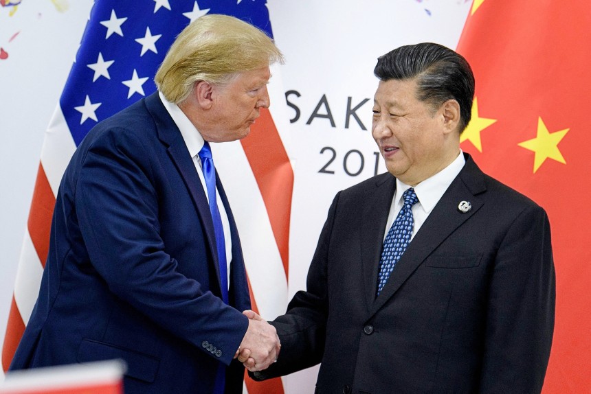 지난 2019년 6월 28일 시진핑(오른쪽) 중국 국가주석과 도널드 트럼프 미국 대통령이 오사카에서 열린 G20 정상회의를 계기로 만나 악수하고 있다./AFP연합뉴스