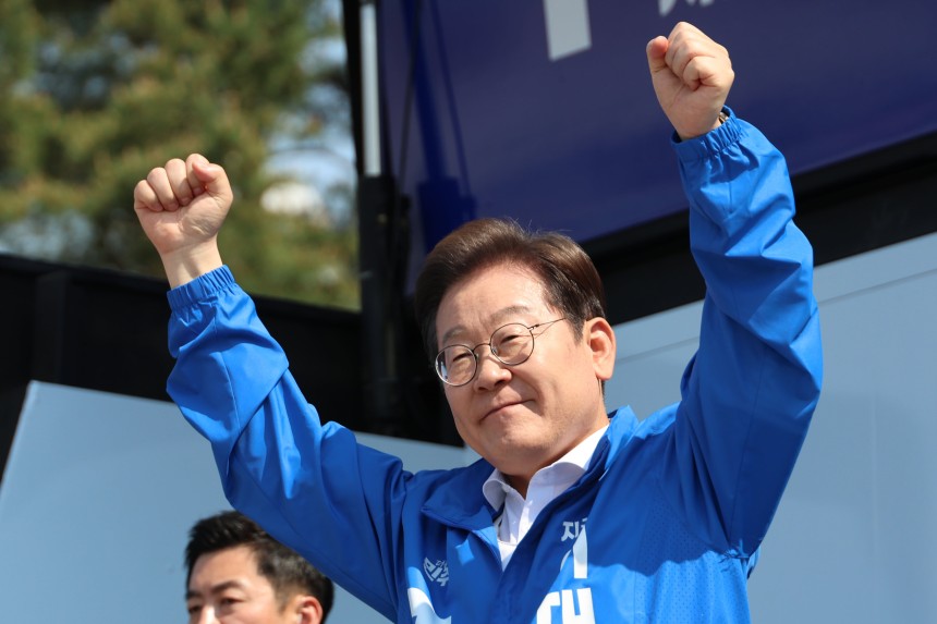 이재명 더불어민주당 대선후보가 제21대 대통령선거 공식 선거운동이 시작된 12일 경기 화성시 동탄 센트럴파크 음악분수중앙광장에서 열린 집중유세에서 두 손을 들어 시민들에게 인사하고 있다./뉴시스