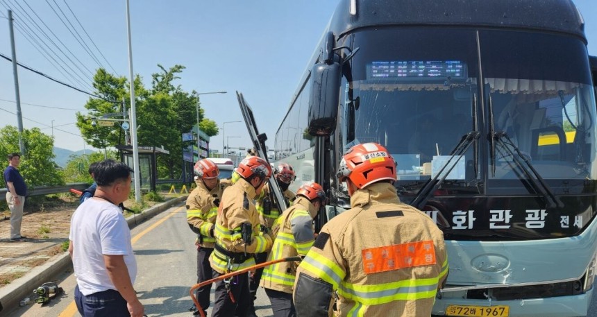 12일 오후 2시 33분쯤 울산 북구 호계동 상안교사거리 인근에서 통근버스가 소형 스포츠유틸리티차(SUV)와 부딪혀 19명이 중경상을 입었다./울산소방본부