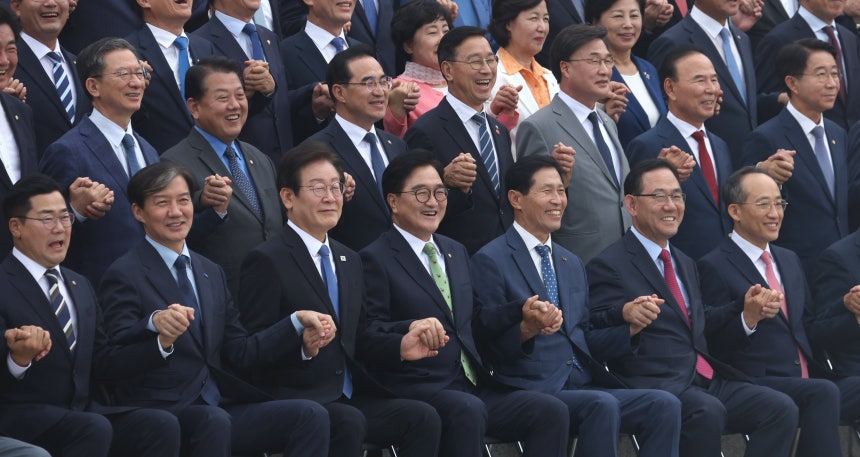 2024년 9월 2일 서울 여의도 국회 본회의장에서 22대 국회 개원식을 마친 여야 국회의원들이 국회 본관 앞 계단에서 밝게 웃으며 단체 사진을 찍고 있다./이덕훈 조선영상미디어 기자