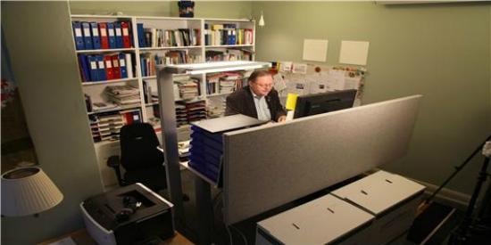 스웨덴 국회의원은 1년 365일 내내 휴가가 없다, 회의에 참석 하지 않는 국회의원에겐 수당을 공제하고 의사(議事) 발언권을 박탈한다. 실적이 없으면 다음 공천은 물 건너간다. 언론의 감시와 유권자의 심판은 가혹하다