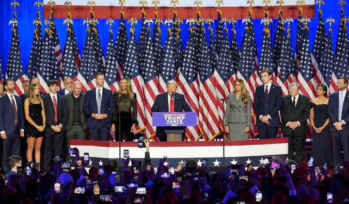 미국 대선에 출마한 도널드 트럼프 공화당 후보가 2024년 11월 6일 새벽 2시 40분쯤 플로리다주 웨스트 팜 비치에 마련된 행사장 연단에 올라 “이것은 미국 역사상 한 번도 경험하지 못한 정치적 승리다. 45대에