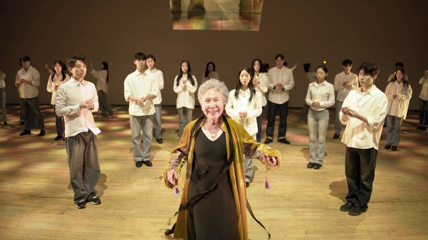 박정자(가운데) 배우가 출연 중인 영화 ‘청명과 곡우 사이’의 한 장면. 박 배우는 한 여배우의 늙어감과 죽음을 들여다보는 이 영화의 하이라이트인 강릉 해변 상여 장면 촬영을 축제 같은 ‘사전 장례식’ 삼아, 친한 
