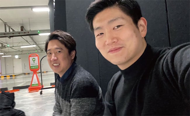 김재섭 도봉갑 당협위원장(오른쪽)과 함께 포즈를 취한 이준석 후보. / 김재섭 의원