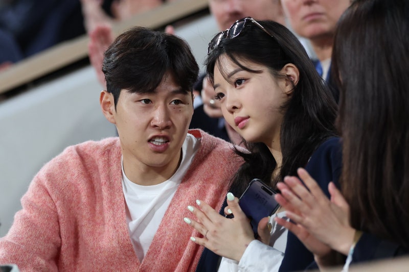 <b>이강인</b>과 ‘두산家 5세’ 박상효 씨, 열애설 이후 공식석상에서 잇달아...