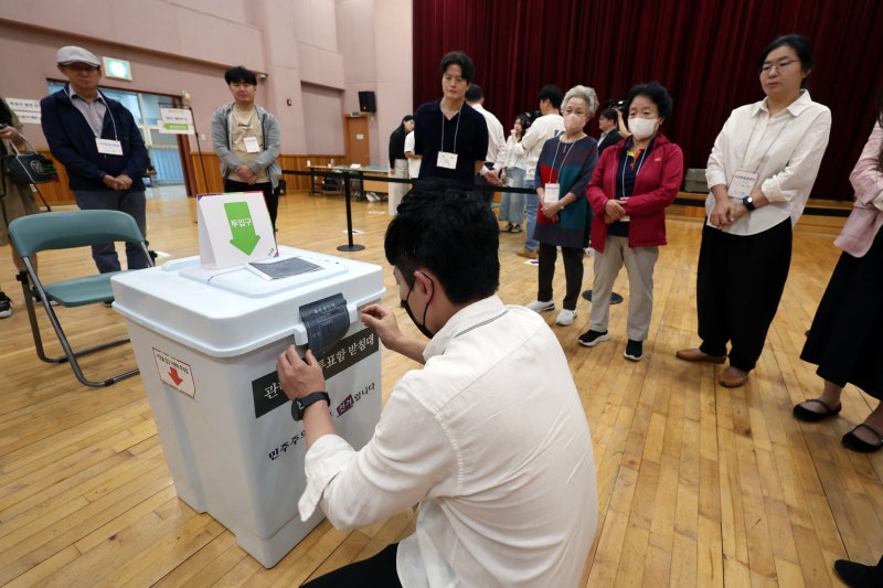 <b>사전투표</b>율 오전 8시 2.24% ‘역대 최고치’… 전남 4.44%로 가장 높아