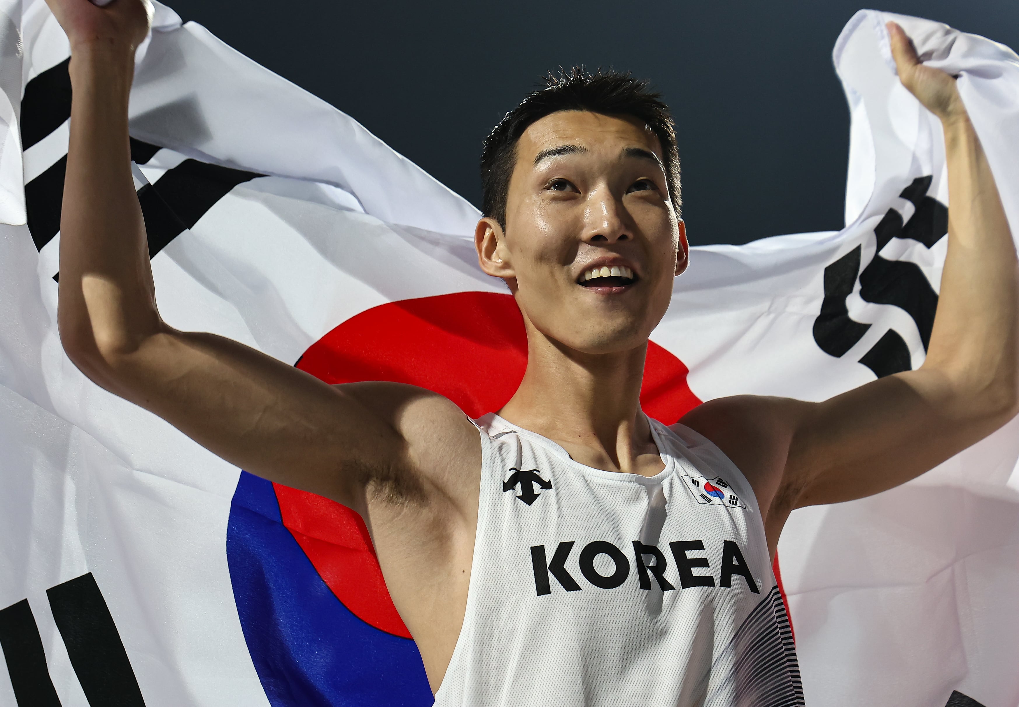 <b>우상혁</b>, 폭우 속에서도 <b>아시아선수권</b> 2연속 우승… “나는 행복한 사람...
