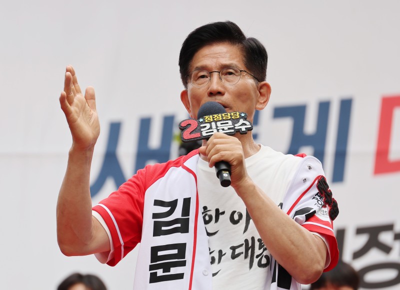 김문수 “<b>이재명</b>, <b>대법원</b>에 <b>내통</b>자 있다는 실토…심각한 사법농단”