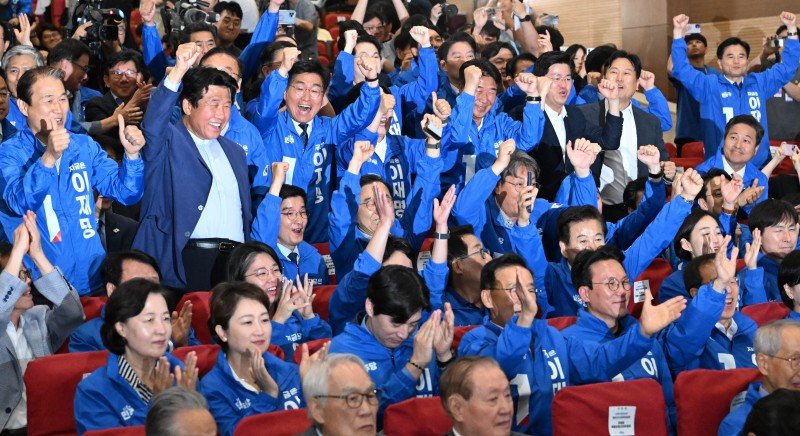 민주, 과반 득표 <b>출구조사</b>에 환호 “내란정권에 불호령 심판”