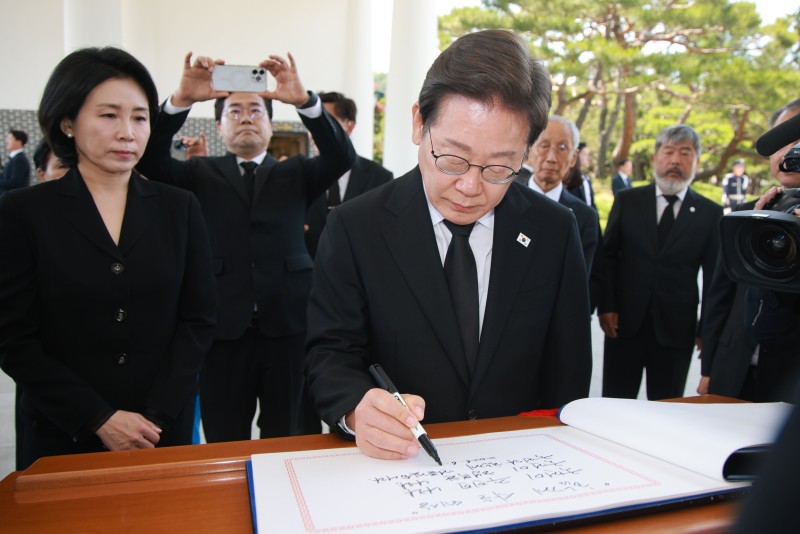 李<b>대통령 재판 계속</b> 64%, 중단 26%…민주 지지자 42% “계속해야”