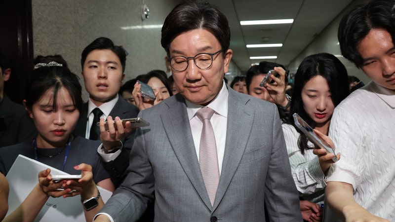 <b>권성동</b>, 국힘 <b>원내대표 사퇴</b>... “책임 회피할 생각 없어”