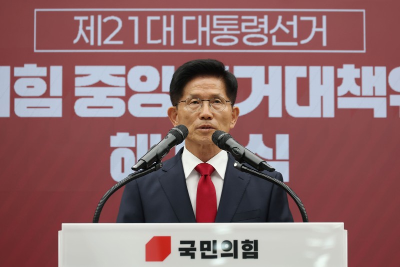 <b>김문수</b> “자리 다툼할 때 아니다”... <b>당대표 출마설</b> 부인