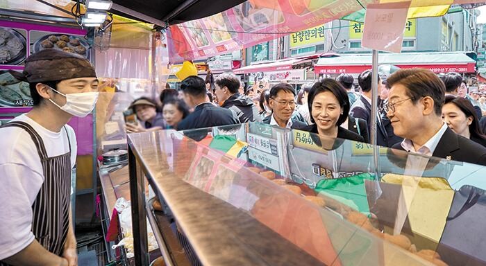 李, 현충일 추념식 뒤 예정 없던 시장 방문