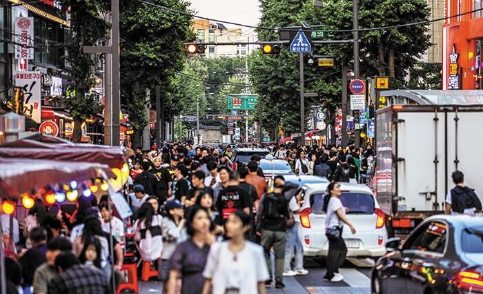 술 취해 도로 난입, 거리는 오물 범벅… 아수라장 된 ‘야장’