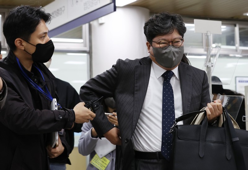 李 변호인 출신을 <b>헌법재판관</b> 검토... 대통령실 “이해충돌 이해 안가”