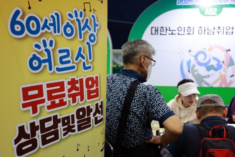 “환갑 넘겨도 일해야 돼요” 노인 취업자 첫 700만명