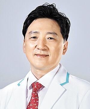 한밤중 달려가 실명 위기 환자 구한 안과 의사