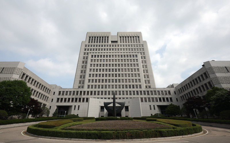 ‘<b>영탁</b> 협박·<b>명예훼손</b>’ <b>영탁</b>막걸리 대표, 징역 4개월에 <b>집유</b> 1년 확정