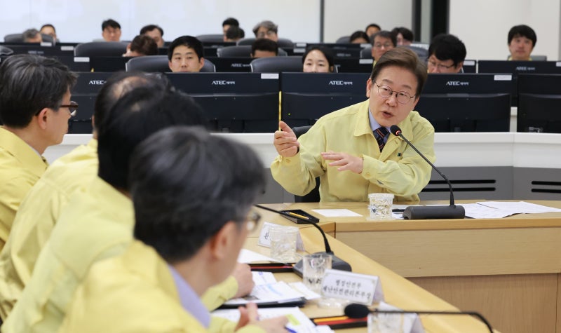 홍수통제소 이어 <b>이태원 참사</b> 현장 간 李대통령 “방심 사고 없어야”