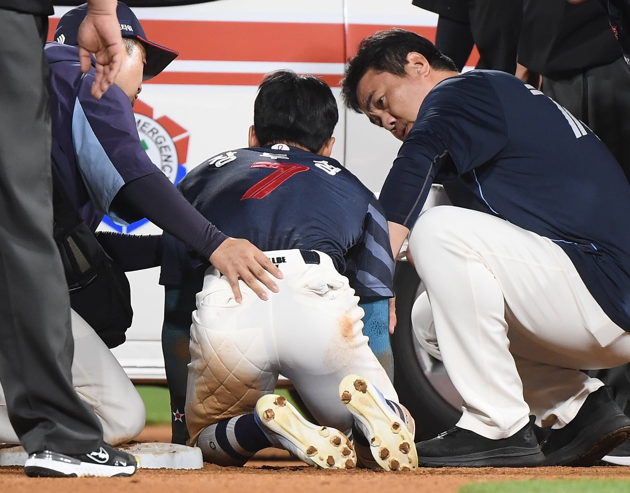 견제구 맞고 전력질주 후 쓰러진 롯데 <b>장두성</b>… ‘폐 타박’ 진단