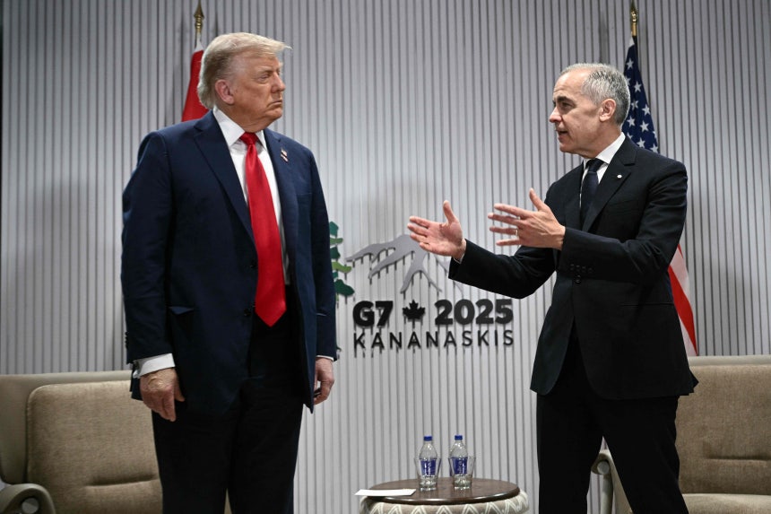 도널드 트럼프 미국 대통령이 16일 캐나다 앨버타에서 열린 G7에 참석해 마크 카니 총리(오른쪽)를 만났다./AFP 연합뉴스