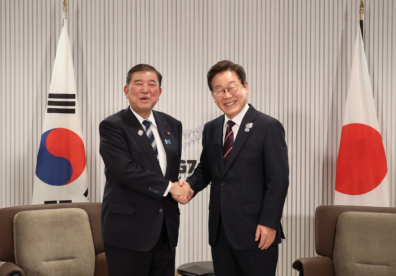 韓日 정상 “위기에 맞서 한미일 공조 발전... <b>셔틀 외교</b> 재개하자”