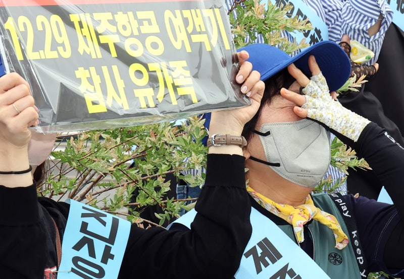 <b>제주항공 여객기 참사</b> 유족... “블랙박스 기록 공개하라”