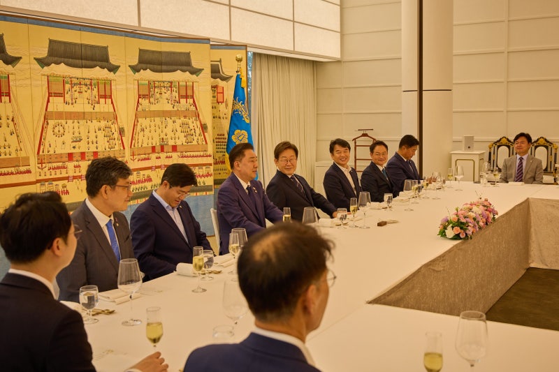 李<b>대통령</b>, 與지도부와 만찬... “<b>당정</b> 협업 절실한 시기”