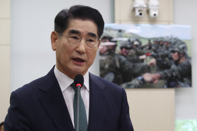 <b>김용현</b>, <b>구속</b> 만료 3시간 앞두고 <b>추가 구속</b>…법원 “증거 인멸 우려”