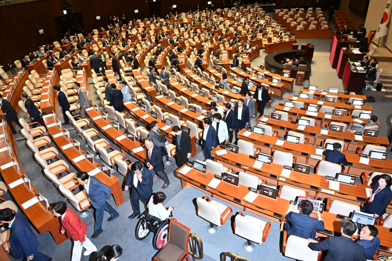 <b>상임위원장</b> <b>선출</b> <b>강행</b>… 與의 독주, 막을 방법 없는 野