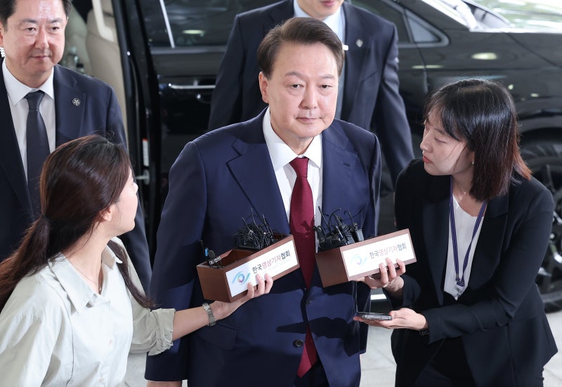 [속보] 尹 <b>전 대통령</b> <b>조사</b> 거부... <b>특검</b> 첫날부터 파행