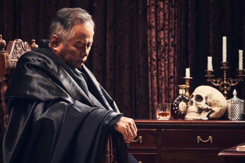 연극 '더 드레서'는 쇠약해진 몸으로도 무대에 서겠다고 안간힘을 쓰는 노배우(송승환)가 주인공이다. 100쪽에 달하는 대사를 들으면서 다 외웠더니 덤으로 다른 배역의 대사까지 외워지더라고 했다. /정동극장