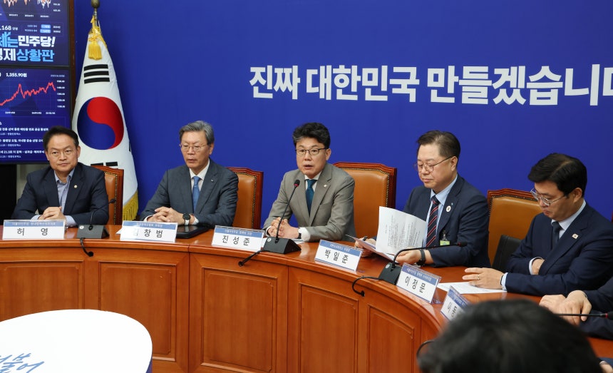 30일 서울 여의도 국회에서 열린 더불어민주당과 경제 6단체의 상법 개정안 간담회에서 진성준 정책위의장이 모두 발언을 하고 있다./남강호 기자