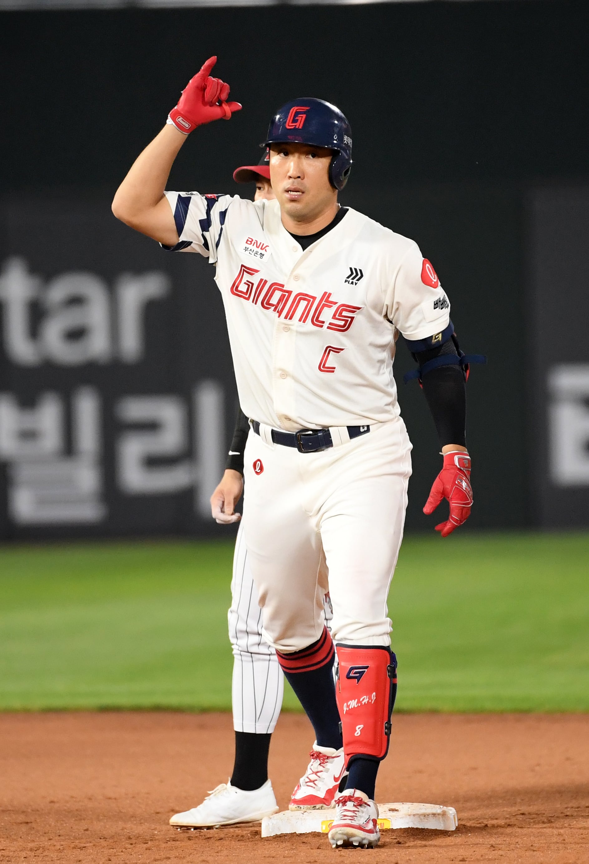 8회 ‘<b>캡틴</b>’ <b>전준우</b> 결승 2타점 적시타... 롯데, LG에 위닝시리즈 거두...