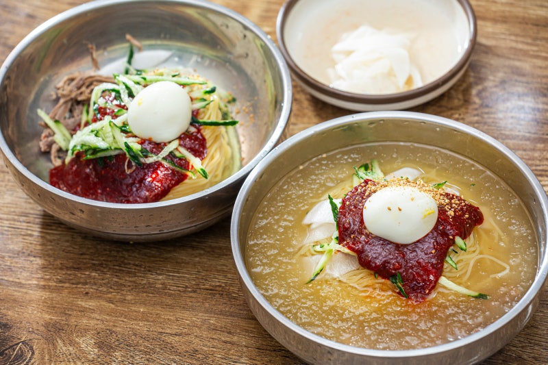 화끈하고 시원한 부산의 맛… 밀면 최고는 어디?