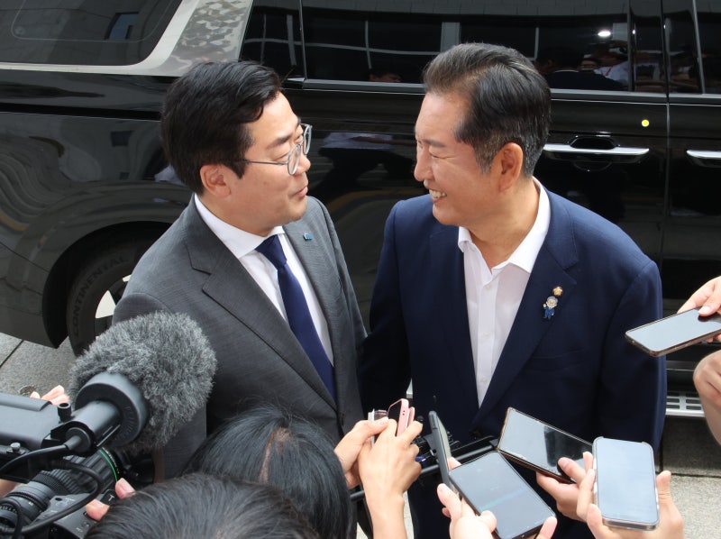 정청래는 경남, <b>박찬대</b>는 호남으로…輿 <b>당권</b> 주자들 민심 잡기 총력전