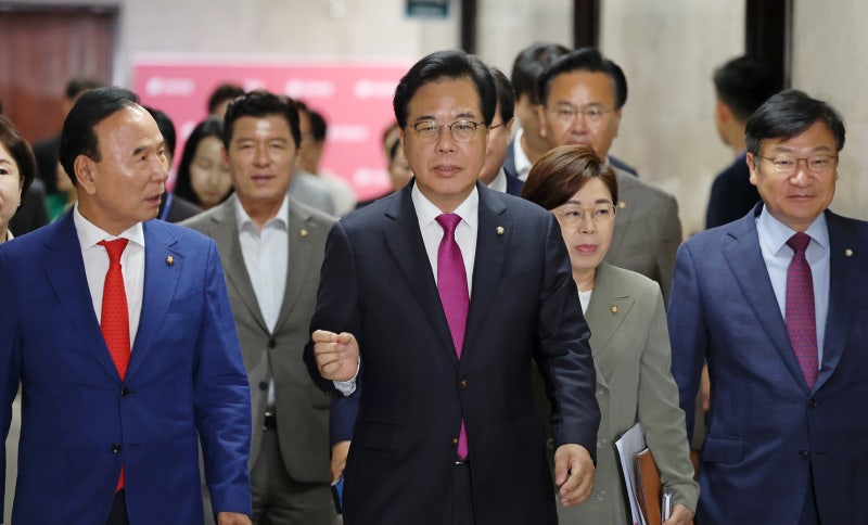 보수도 중도층도 국힘 떠나 민주당으로
