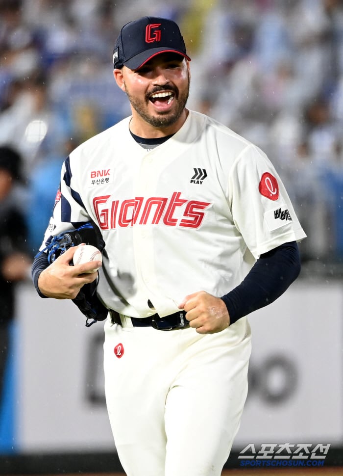 ‘새우 동작’ 버린 롯데 강속구 좌완 투수 <b>감보아</b>, 프로야구 <b>6월 MVP</b>