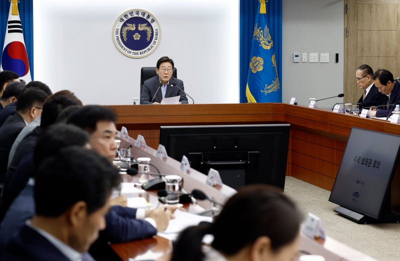 李<b>대통령</b>, 최악 <b>폭염</b>에 “행정력 총동원하라”