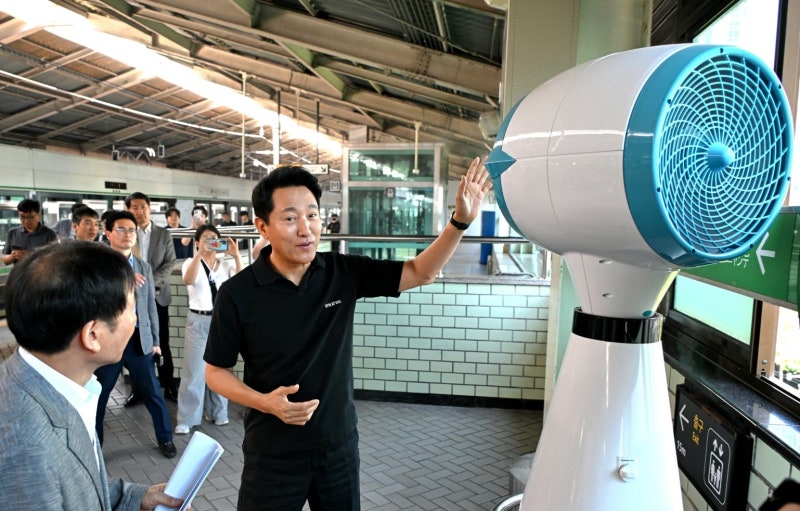 <b>오세훈</b>, 폭염 속 에어컨 없는 <b>지하철역</b> 현장점검… “쉼터·<b>냉방</b>보조기...