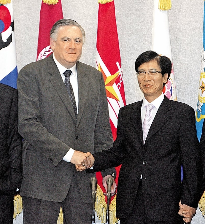 2007년 서울 국방부에서 열린 한미 안보정책구상회의에서 리처드 롤리스 당시 미 국방부 아시아·태평양 담당 부차관(왼쪽)과 전제국 국방부 정책홍보본부장이 악수하고 있다. 이 회의에서 한미는 전시작전통제권 이양 문제를