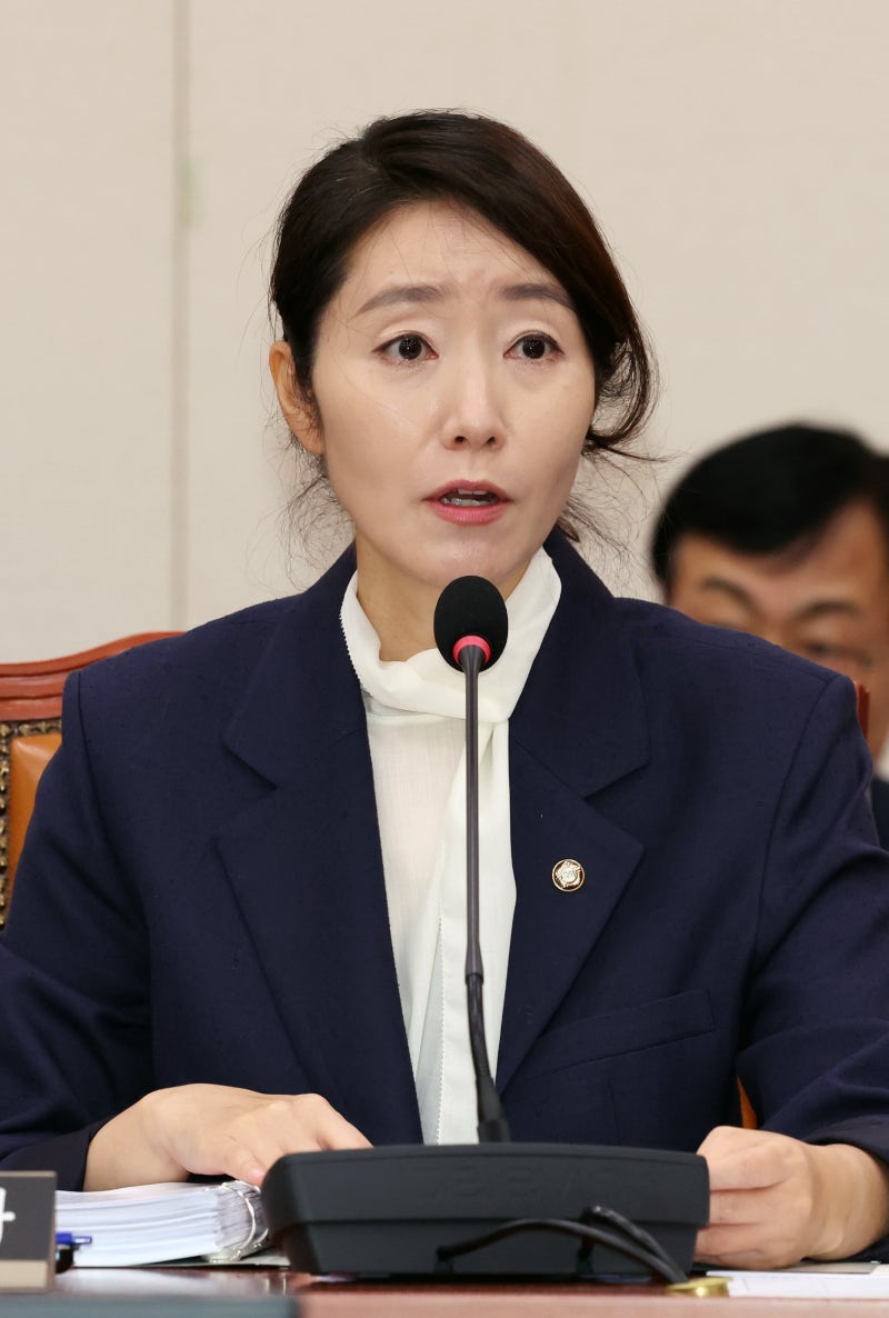 ‘변기 <b>갑질</b>’ <b>논란</b>에... <b>강선우</b> “여의도 아닌 지역 보좌관에 부탁한 ...