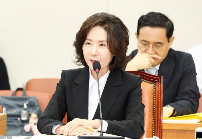 이진숙 사회부총리 겸 교육부 장관 후보자가 16일 서울 여의도 국회 교육위원회에서 열린 인사청문회에서 질문에 답하고 있다. /뉴시스