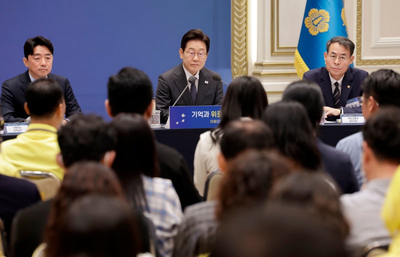 이 대통령 <b>참사</b> 유족들에게 “정부 대표해 <b>사죄</b>”
