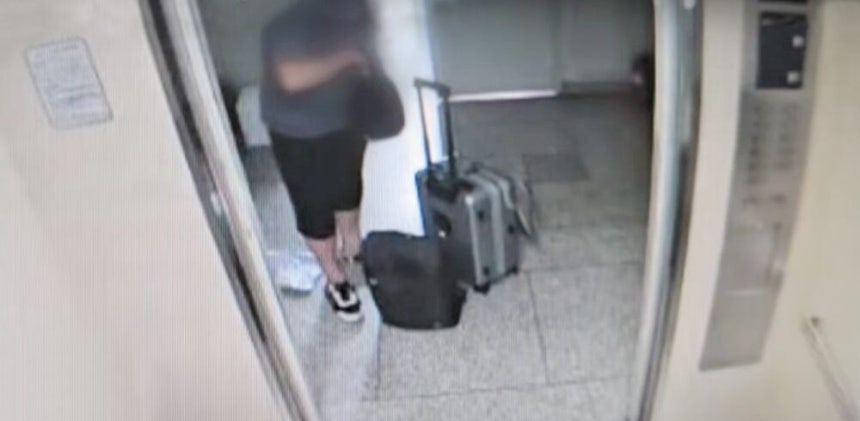 여행용 캐리어와 큰 가방 들고 집 나서는 모습 20일 밤 인천 연수구 송도국제도시의 한 아파트에서 60대 남성이 직접 만든 사제 총기로 30대 아들을 살해했다. 사진은 이 남성이 범행 전 서울 도봉구 집을 나서는 모