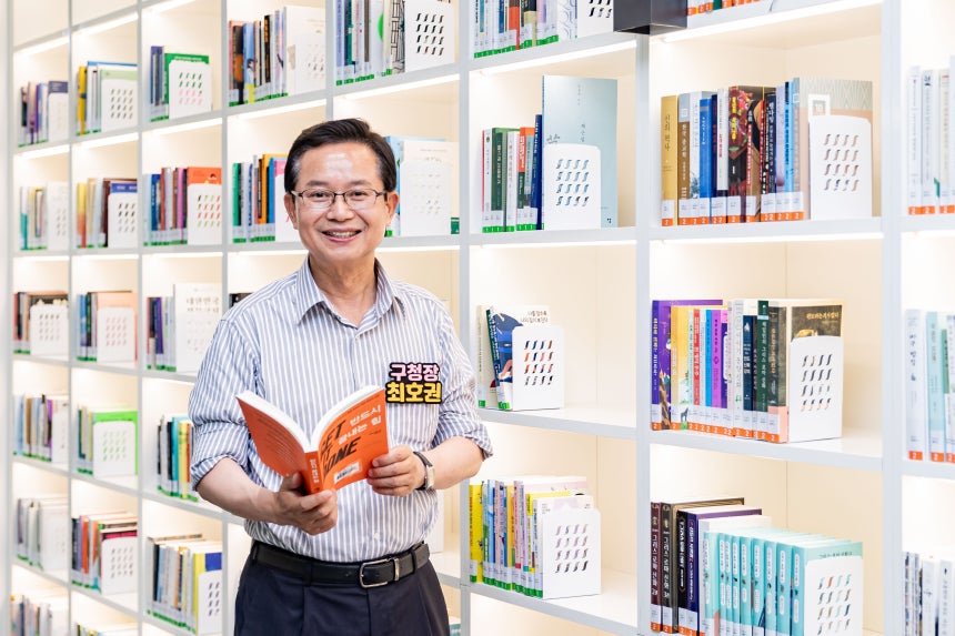 최호권 영등포구청장이 지난 2일 신길 책마루 문화센터에서 서울행복플러스 취재팀과 만나 도서관 내 주요시설을 설명하고 있다. 최 구청장은 "영등포구는 직접민주주의를 실행하는 자치구"라며 "주민들의 목소리를 구정에 직접