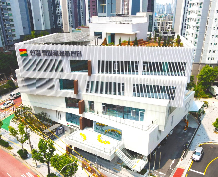 영등포구 신길 책마루 문화센터 전경. 신길뉴타운에 들어선 신길 책마루 문화센터는 지하 2층부터 5층까지 도서관과 체육시설을 한 건물 안에 품은 '종합선물세트' 같은 공간이다./영등포구