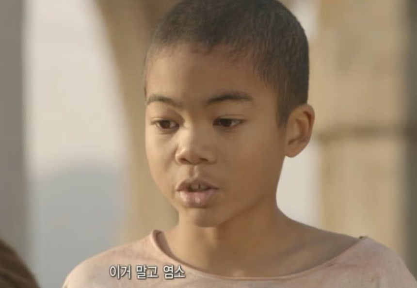 KBS2 드라마 ‘태양의 후예’에 아역배우로 출연한 나마디 조엘진. /KBS