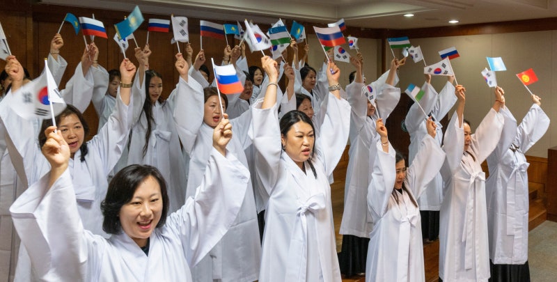태극기를 든 고려인 한국어 교사들… 고국에서 외쳐본 “대한 독립 만세!”